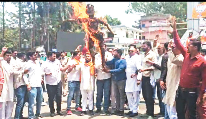भाजयुमो ने सोनिया-राहुल का फूंका पुतला भाजयुमो ने सोनिया-राहुल का फूंका पुतला