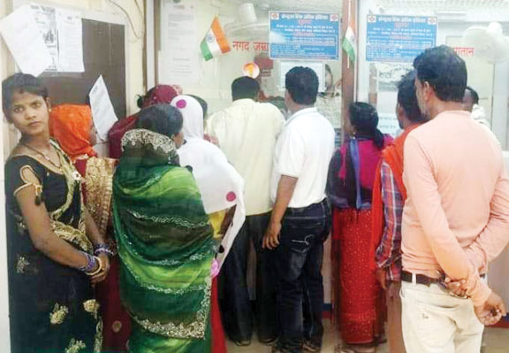 लखनपुर सीबीआई के कर्मियों के व्यवहार से खातेदार परेशान लखनपुर सीबीआई के कर्मियों के व्यवहार से खातेदार परेशान