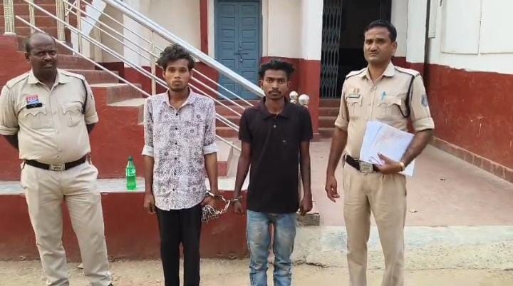 नाबालिग को बहला-फुसला कर भगा ले जाने के बाद रेप, 2 आरोपी गिरफ्तार नाबालिग को बहला-फुसला कर भगा ले जाने के बाद रेप, 2 आरोपी गिरफ्तार