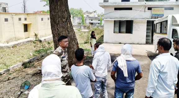 पिकअप पलटने से एक की मौत, आधा दर्जन घायल, चालक फरार पिकअप पलटने से एक की मौत, आधा दर्जन घायल, चालक फरार