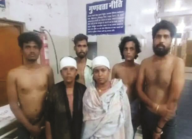 चोरी के शक पर युवकों सहित महिलाओं को बेदम पीटा चोरी के शक पर युवकों सहित महिलाओं को बेदम पीटा