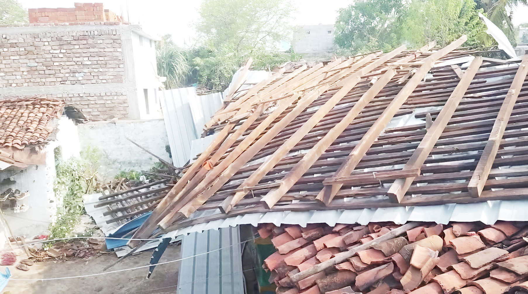 अंधड़-बारिश से कई गांवों में गिरे पेड़-बिजली पोल, रातभर रहा ब्लैक आउट अंधड़-बारिश से कई गांवों में गिरे पेड़-बिजली पोल, रातभर रहा ब्लैक आउट
