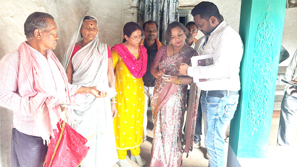 पीएम आवास योजना का लाभ दिलाने जनप्रतिनिधियों ने किया भ्रमण पीएम आवास योजना का लाभ दिलाने जनप्रतिनिधियों ने किया भ्रमण