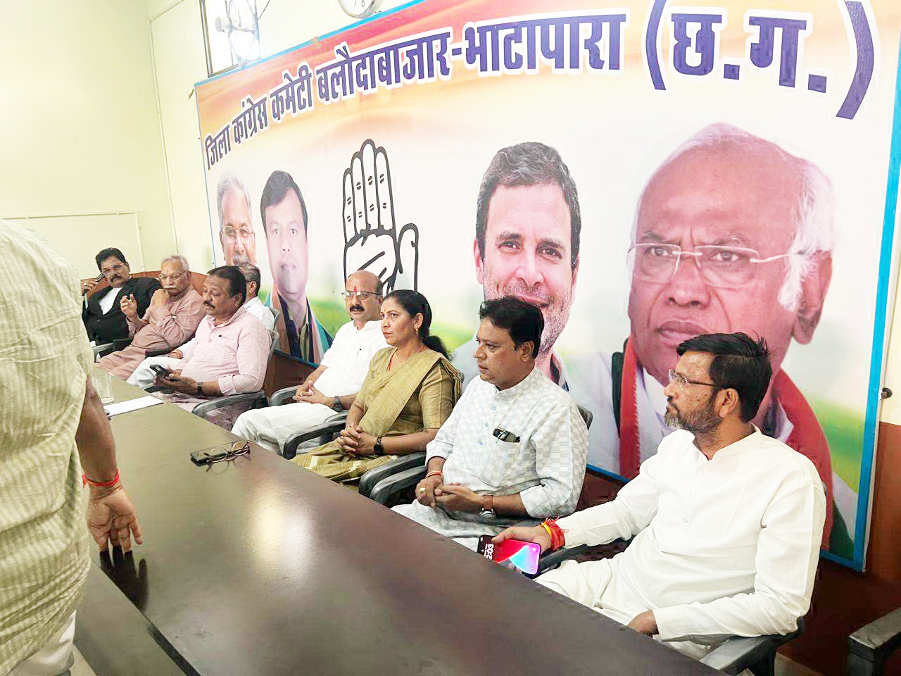 कांगे्रस की न्याय यात्रा की रैली के लिए बुलाई बैठक में हाथापाई 