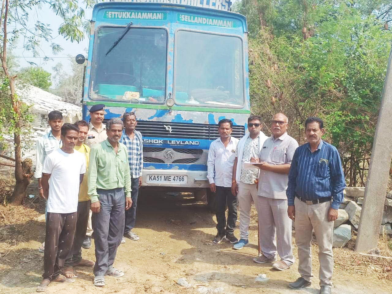 बिना अनुमति बोर खनन, वाहन जब्त