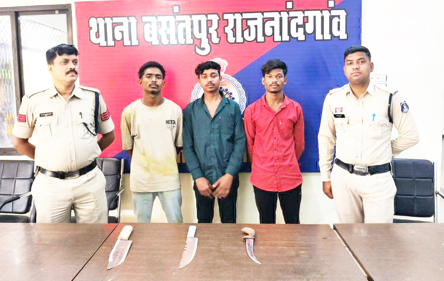 चाकू लहराने वाले 3 गिरफ्तार चाकू लहराने वाले 3 गिरफ्तार