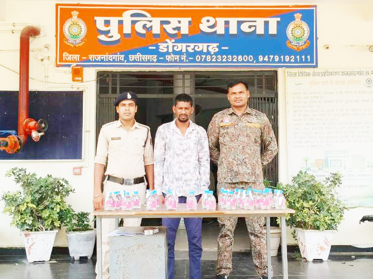 घर के सामने शराब बेचते गिरफ्तार घर के सामने शराब बेचते गिरफ्तार