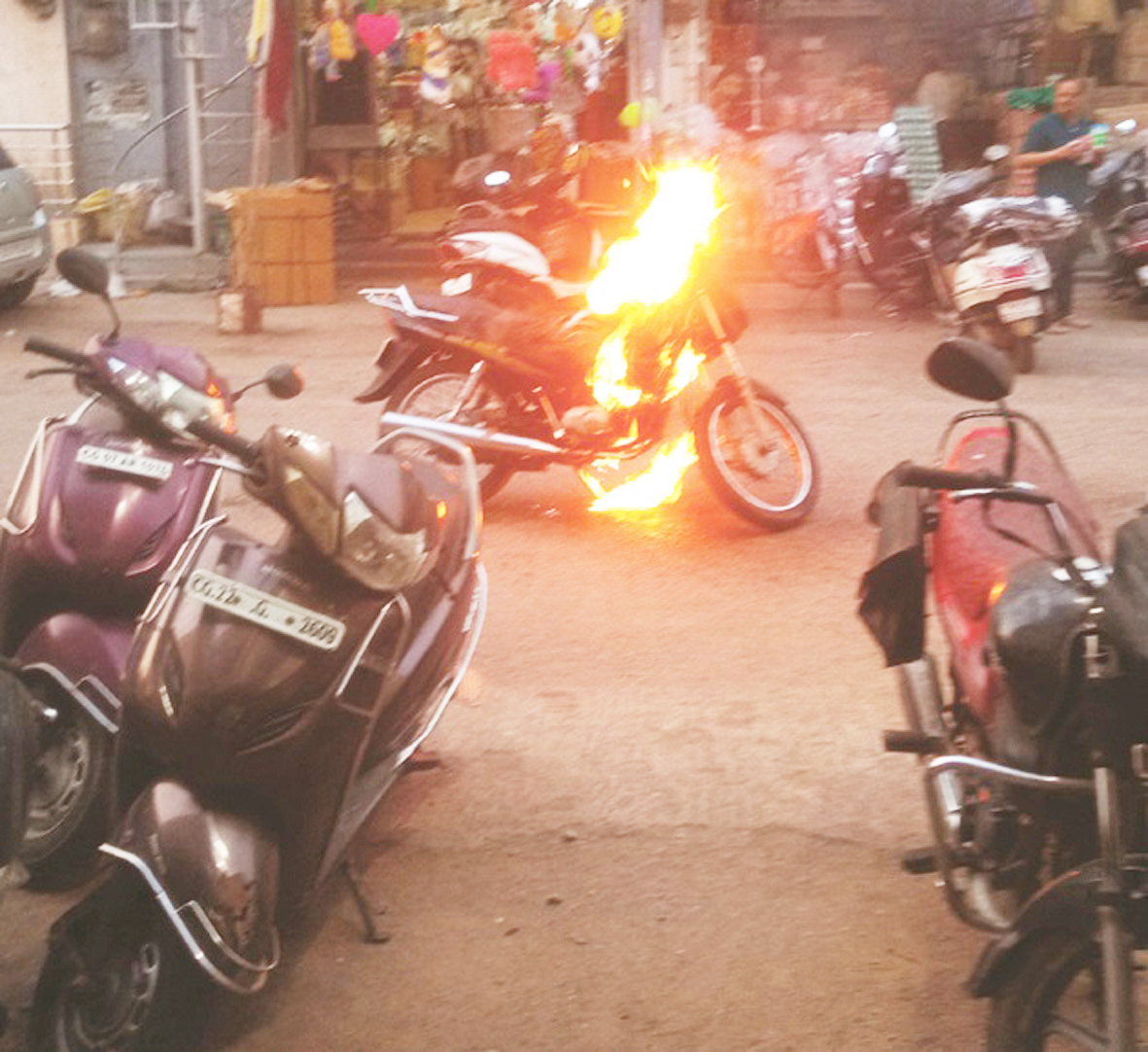 चलती बाइक में लगी आग, काबू चलती बाइक में लगी आग, काबू