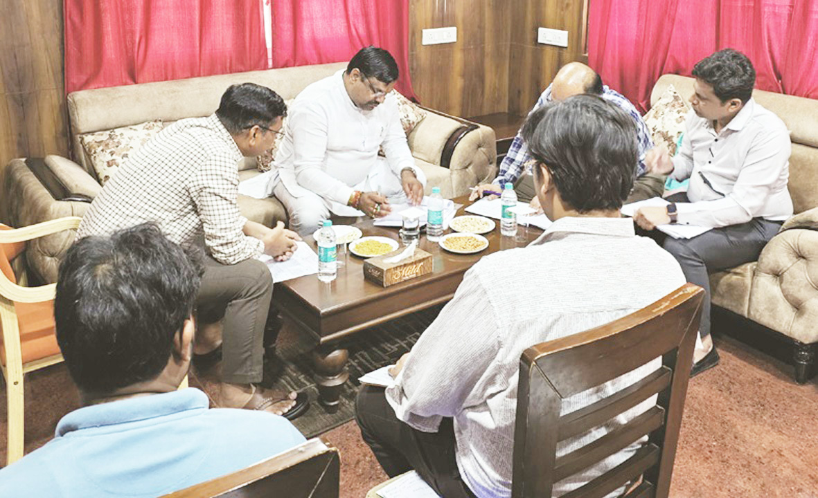 कार्यों को लेकर विधायक गजेन्द्र ने ली समीक्षा बैठक कार्यों को लेकर विधायक गजेन्द्र ने ली समीक्षा बैठक