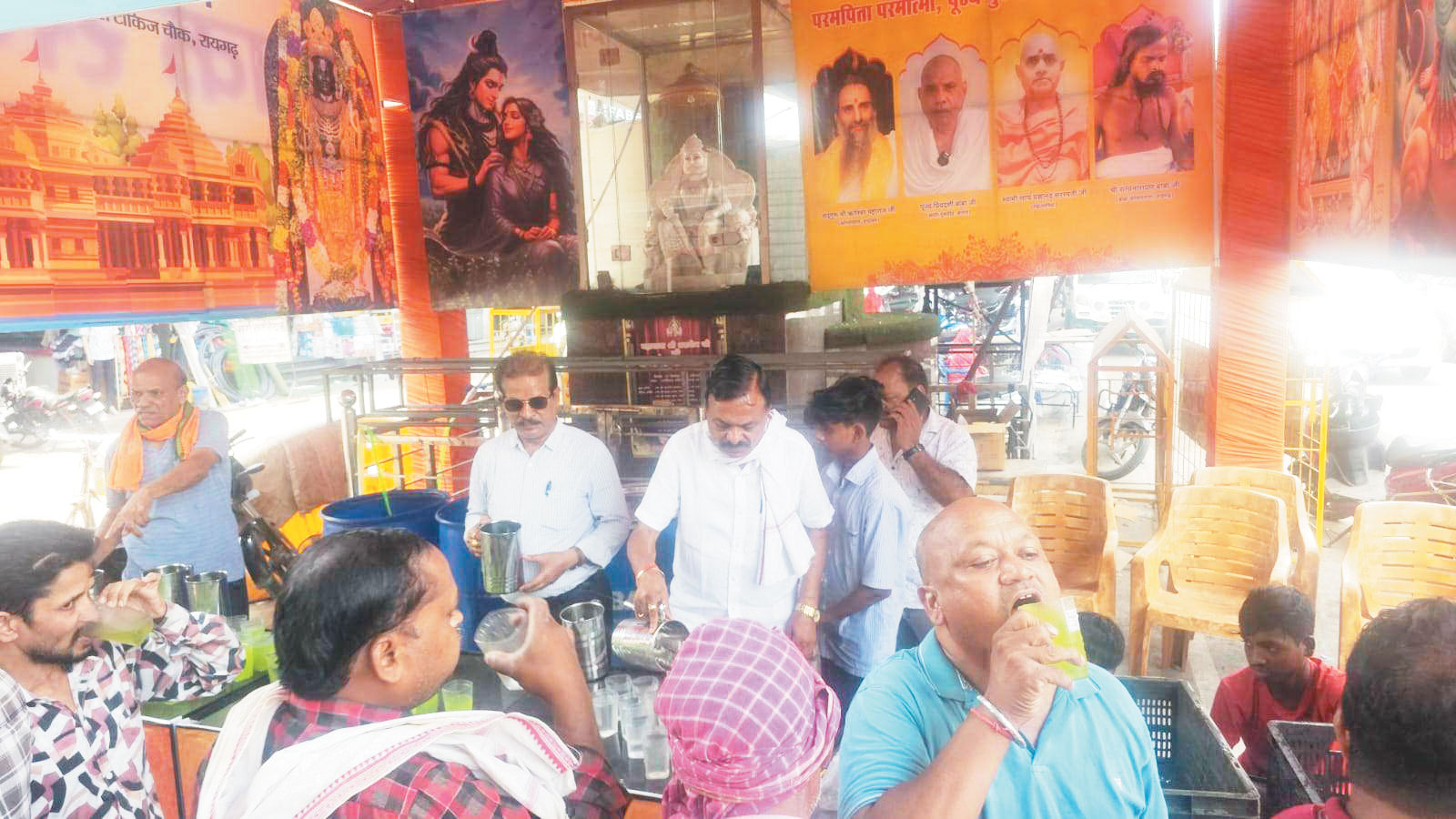 गर्मी में युवक संघ प्यासे को पिला रहे शरबत