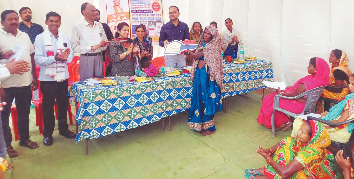 निर्माणाधीन आवासों का निरीक्षण करते जिपं सीईओ ने हितग्राहियों को सौंपे स्वीकृति पत्र निर्माणाधीन आवासों का निरीक्षण करते जिपं सीईओ ने हितग्राहियों को सौंपे स्वीकृति पत्र