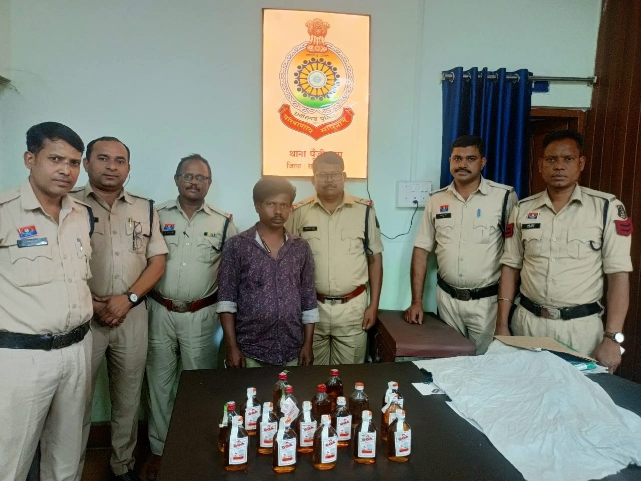 अंग्रेजी और महुआ शराब संग  दो आरोपी गिरफ्तार