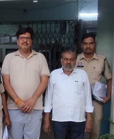 4 साल से फरार हीरा चोर ठाणे, सूरत से गिरफ्तार 4 साल से फरार हीरा चोर ठाणे, सूरत से गिरफ्तार
