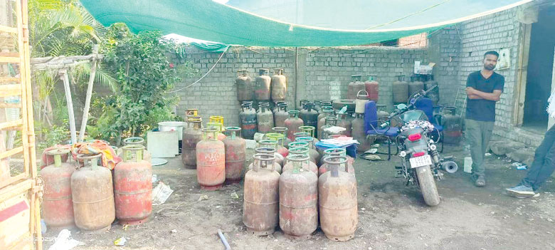 सिलेण्डरों का अवैध कारोबारी गिरफ्तार, 209 जब्त सिलेण्डरों का अवैध कारोबारी गिरफ्तार, 209 जब्त