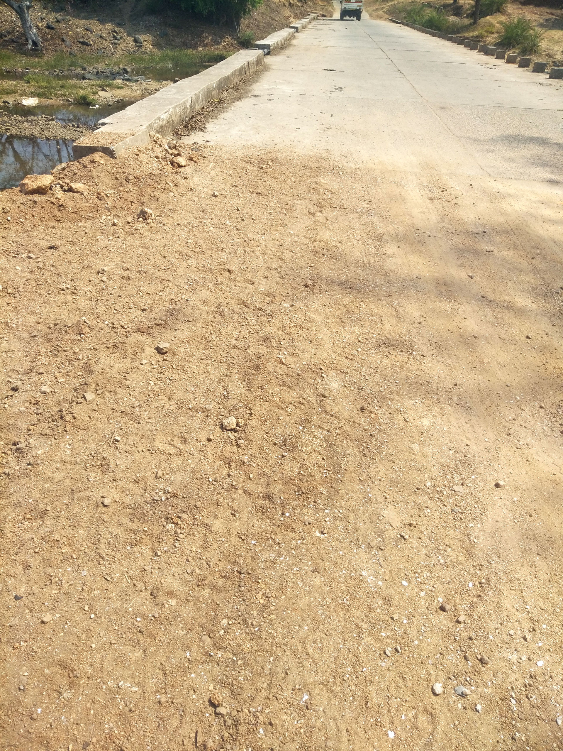 मरम्मत के अभाव में डाली मिट्टी मरम्मत के अभाव में डाली मिट्टी