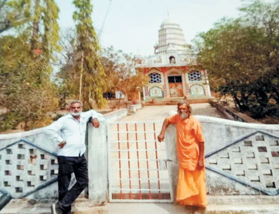 5 एकड़ बंजर जमीन में लगाए सैकड़ों फलदार पेड़, 38 बरस तक की देखभाल 5 एकड़ बंजर जमीन में लगाए सैकड़ों फलदार पेड़, 38 बरस तक की देखभाल