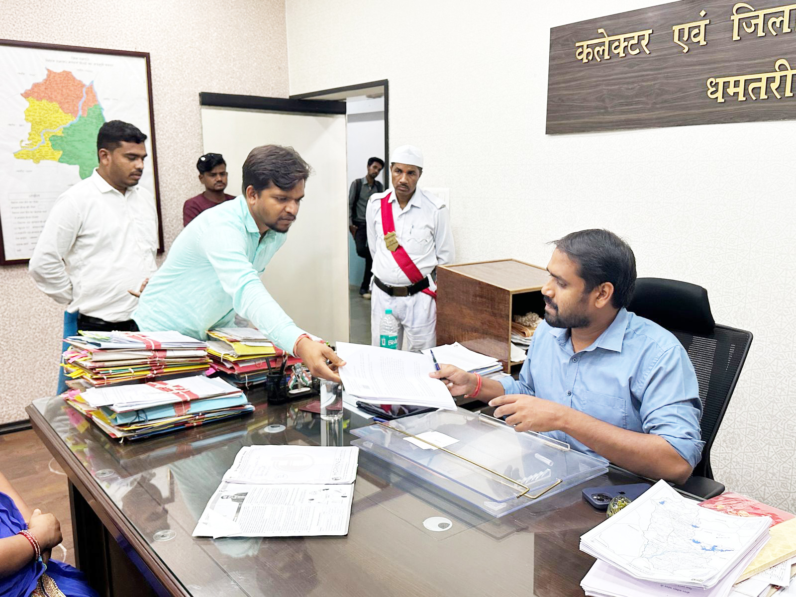 पट्टा भूमि पर सडक़ बनाने और हुक्का पानी बंद करने की शिकायत पट्टा भूमि पर सडक़ बनाने और हुक्का पानी बंद करने की शिकायत