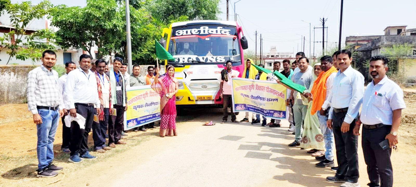 शैक्षणिक कृषक भ्रमण नागपुर  के लिए किसान रवाना