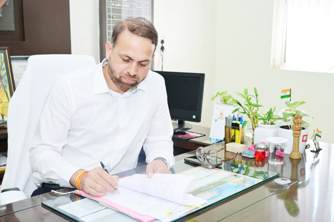 नए कलेक्टर डॉ. सर्वेश्वर  ने संभाला पदभार