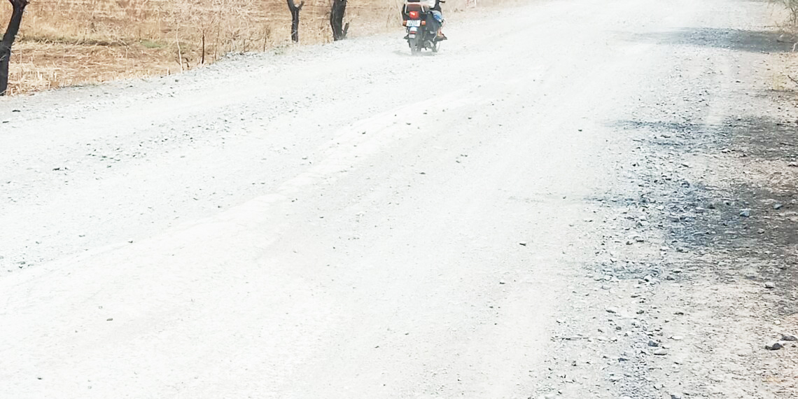 ओवरलोड रेत परिवहन, सडक़ जर्जर, जगह-जगह गड्ढे, चालक परेशान