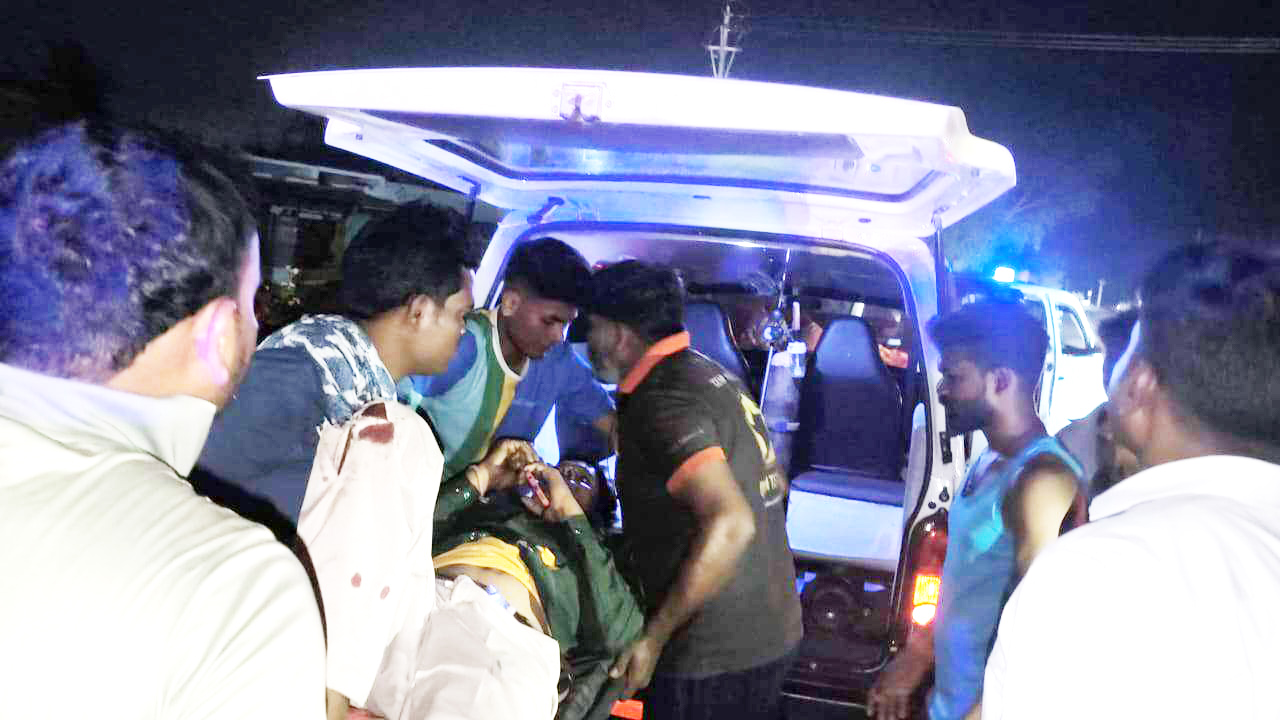 शादी समारोह में जा रही पिकअप बाइक को टक्कर मारकर पलटी, 6 घायल शादी समारोह में जा रही पिकअप बाइक को टक्कर मारकर पलटी, 6 घायल