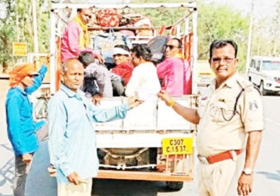 यातायात नियमों का उल्लंघन, जुर्माना  हेलमेट पहनने और नियमों का पालन करने दी समझाइश