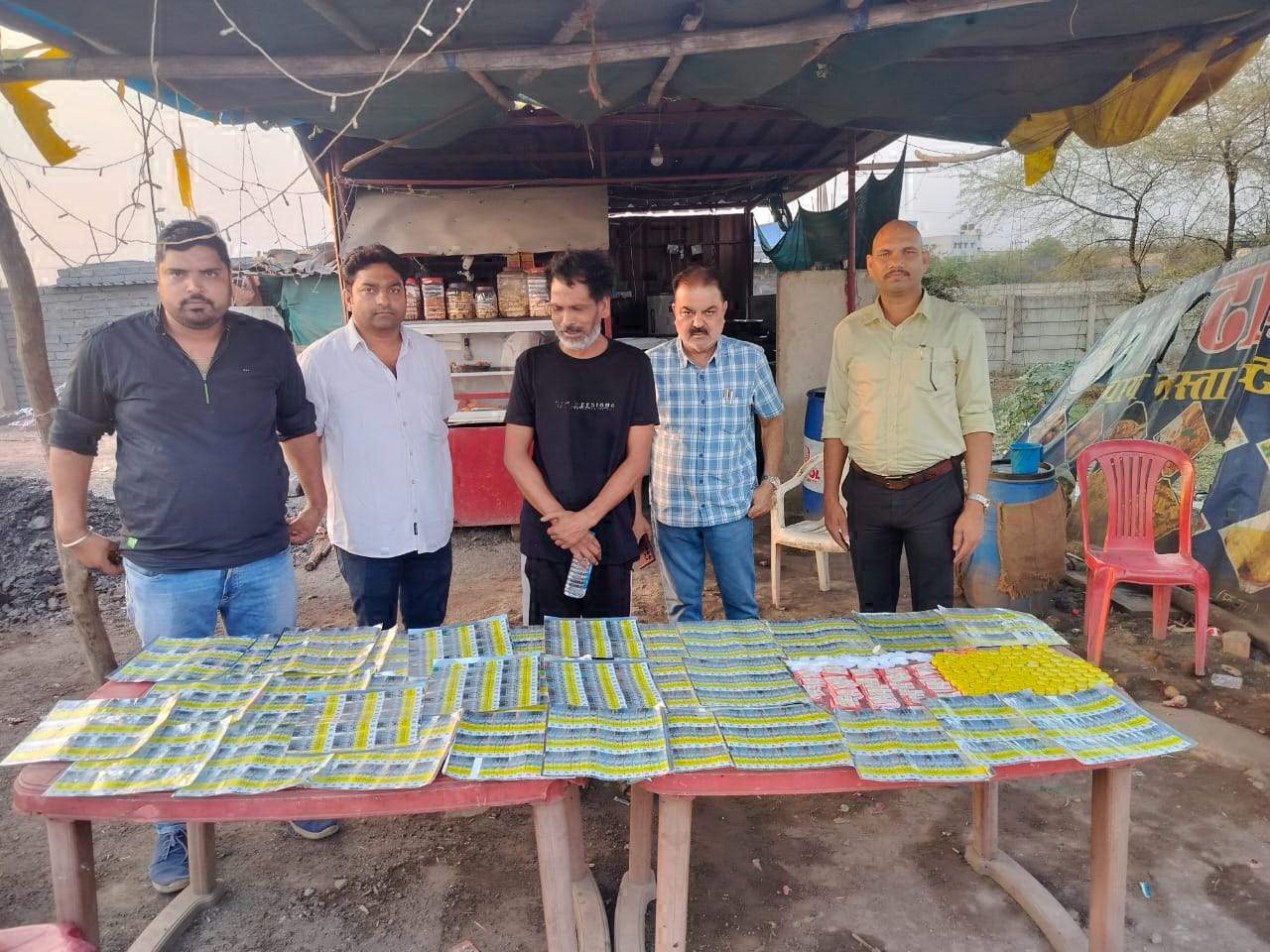 शराब की बोतलों में लगने वाले नकली होलोग्राम के 371 शीट जब्त, 2 गिरफ्तार शराब की बोतलों में लगने वाले नकली होलोग्राम के 371 शीट जब्त, 2 गिरफ्तार