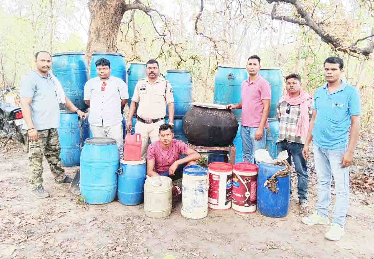 सपनई जंगल में दबिश, अवैध  भट्ठी से 220 लीटर महुआ शराब   संग एक आरोपी गिरफ्तार