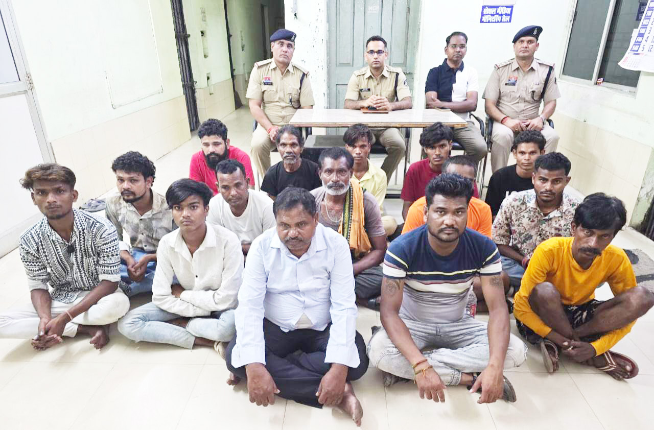 मादक पदार्थ खरीदी-बिक्री में लिप्त 14 गिरफ्तार मादक पदार्थ खरीदी-बिक्री में लिप्त 14 गिरफ्तार