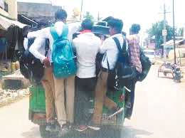 गाडिय़ों में लटक कर सफर कर रहे यात्री, हादसे की आशंका