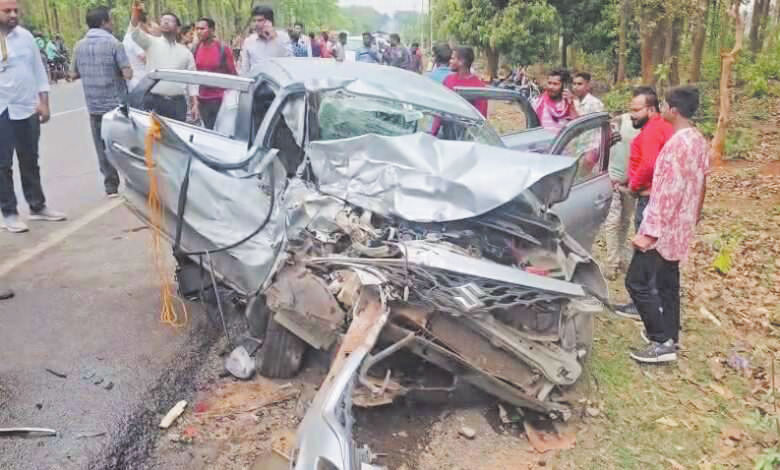 बेकाबू हाईवा ने कार को रौंदा, 1 मृत, 1 जख्मी