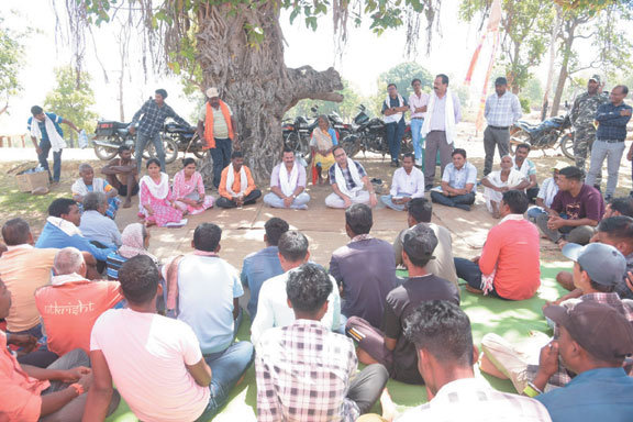 सुगम आवागमन के लिए तैयार है घटोन की सडक़, कलेक्टर ने बाइक चलाकर लिया जायजा सुगम आवागमन के लिए तैयार है घटोन की सडक़, कलेक्टर ने बाइक चलाकर लिया जायजा