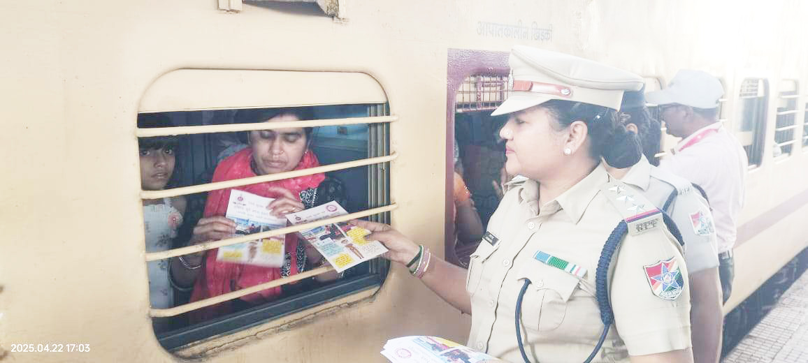 महिला सुरक्षा को लेकर नुक्कड़ नाटक महिला सुरक्षा को लेकर नुक्कड़ नाटक