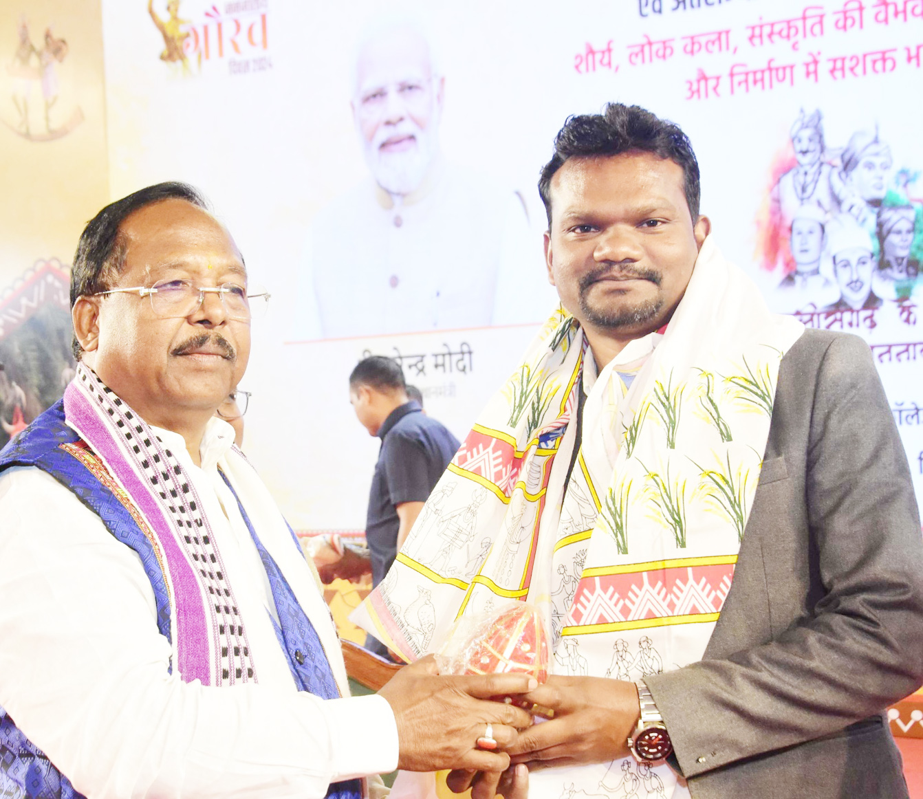 आदिम जाति विकास मंत्री के ओएसडी धनंजय नेताम को पीएचडी अवार्ड आदिम जाति विकास मंत्री के ओएसडी धनंजय नेताम को पीएचडी अवार्ड
