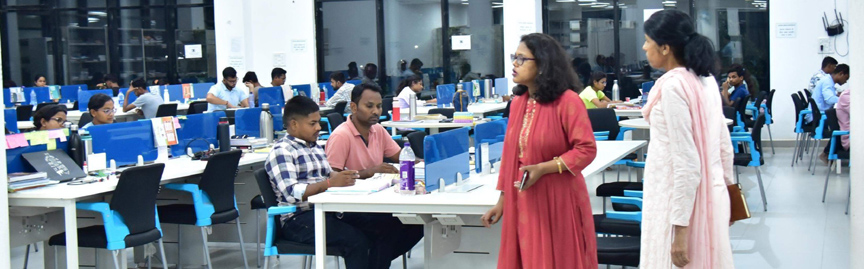 नए कलेक्टर ने किया ग्रंथालय का निरीक्षण