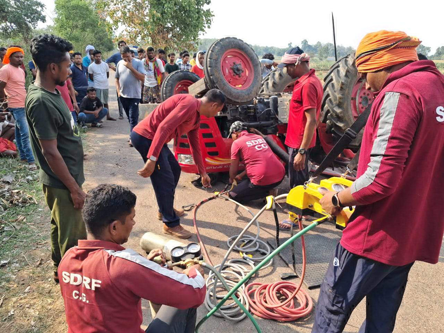 ट्रैक्टर-ट्रॉली पलटी, चालक की मौत ट्रैक्टर-ट्रॉली पलटी, चालक की मौत