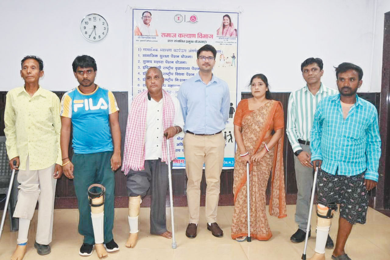 दिव्यांगों को कृत्रिम अंग वितरित