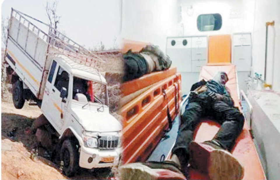  पिकअप पलटी, दो बच्चों की मौत, दो दर्जन घायल