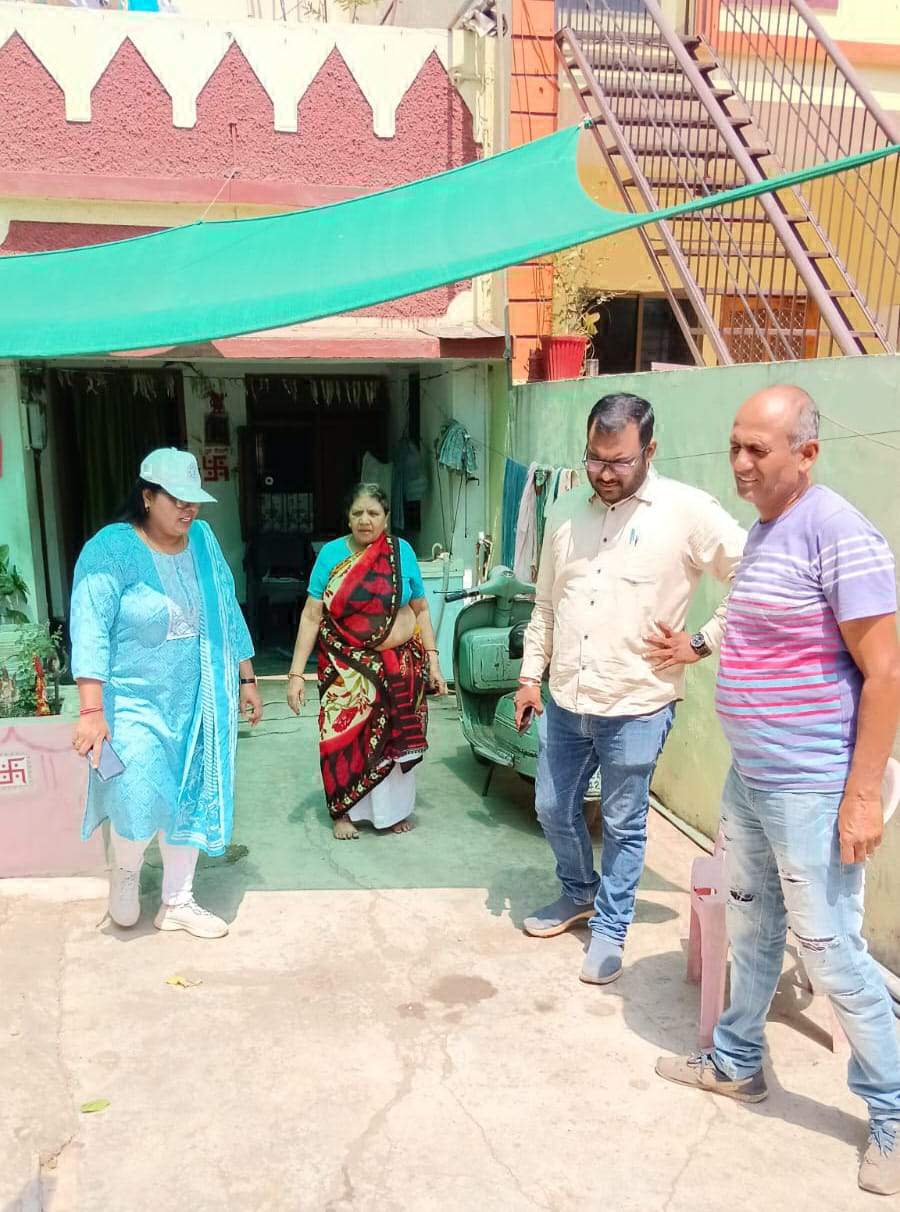 सुशासन तिहार में दर्ज शिकायत का निराकरण करने घर-घर पहुंच रहे हंै निगम अफसर-कर्मी सुशासन तिहार में दर्ज शिकायत का निराकरण करने घर-घर पहुंच रहे हंै निगम अफसर-कर्मी