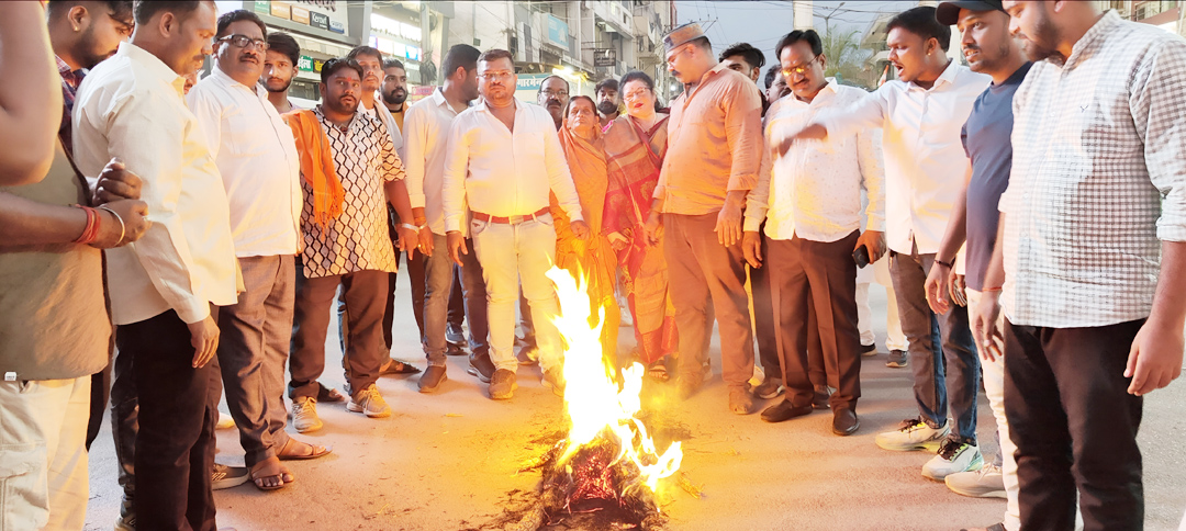 भाजयुमो ने आतंकवाद के खिलाफ जताया आक्रोश भाजयुमो ने आतंकवाद के खिलाफ जताया आक्रोश
