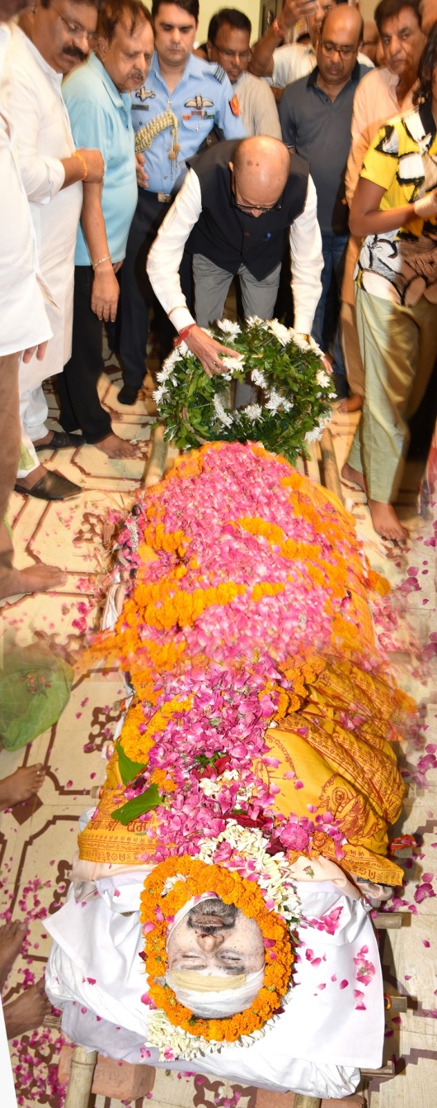 डेका, साय, रमन और मंत्रियों की दिनेश को श्रद्धांजलि डेका, साय, रमन और मंत्रियों की दिनेश को श्रद्धांजलि
