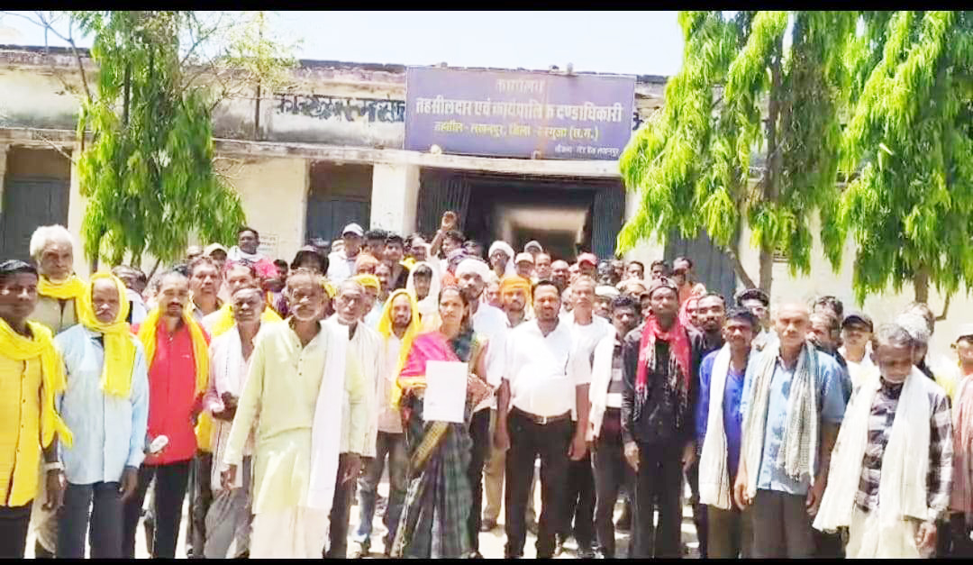 पानी टंकी निर्माण में समस्या को लेकर ग्रामीणों ने एसडीएम को सौंपा ज्ञापन पानी टंकी निर्माण में समस्या को लेकर ग्रामीणों ने एसडीएम को सौंपा ज्ञापन
