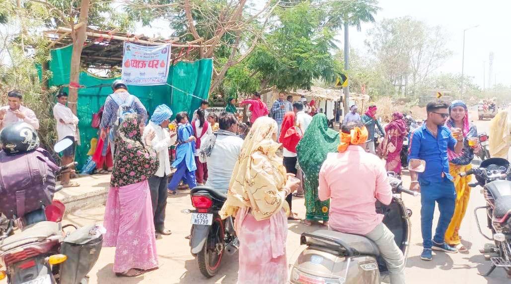 स्काउट्स-गाइड्स ने प्याऊ घर में किया शर्बत वितरण, कारोबारी ने पेश की जन सहयोग की मिसाल