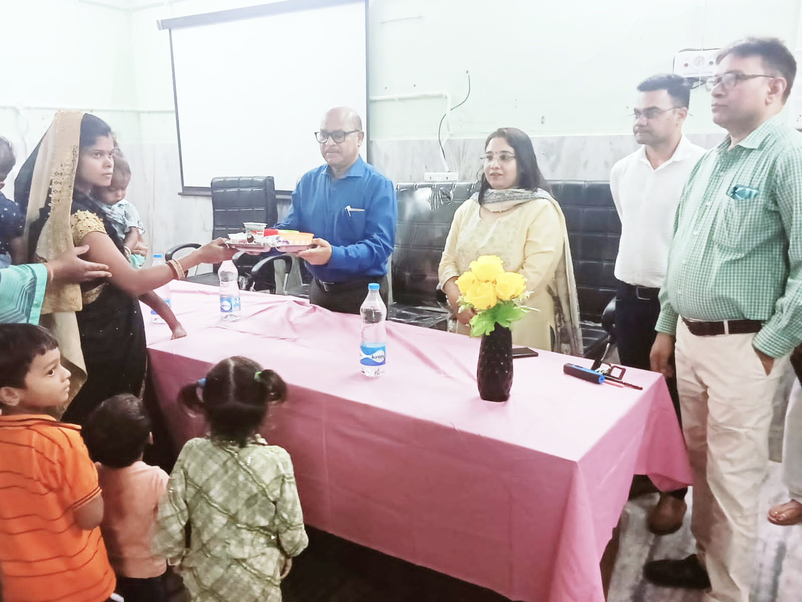 नए कलेक्टर ने जिला अस्पताल स्थित एनआरसी का किया निरीक्षण