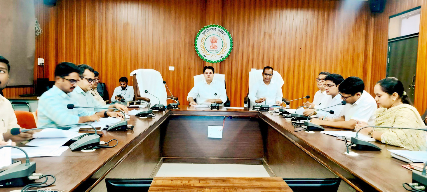 कलेक्टर ने सुशासन तिहार के तहत प्राप्त आवेदनों की विभागवार समीक्षा की