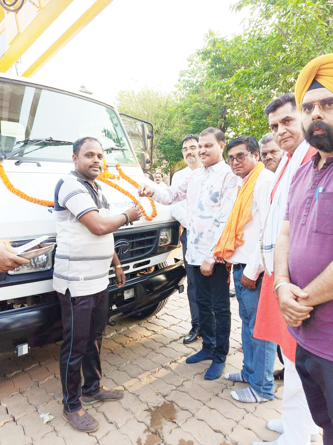 महापौर ने पूजा कर चालक को सौंपी चाबी महापौर ने पूजा कर चालक को सौंपी चाबी