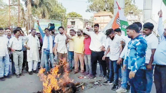 कांग्रेस ने आतंकवाद का पुतला फूंका कांग्रेस ने आतंकवाद का पुतला फूंका