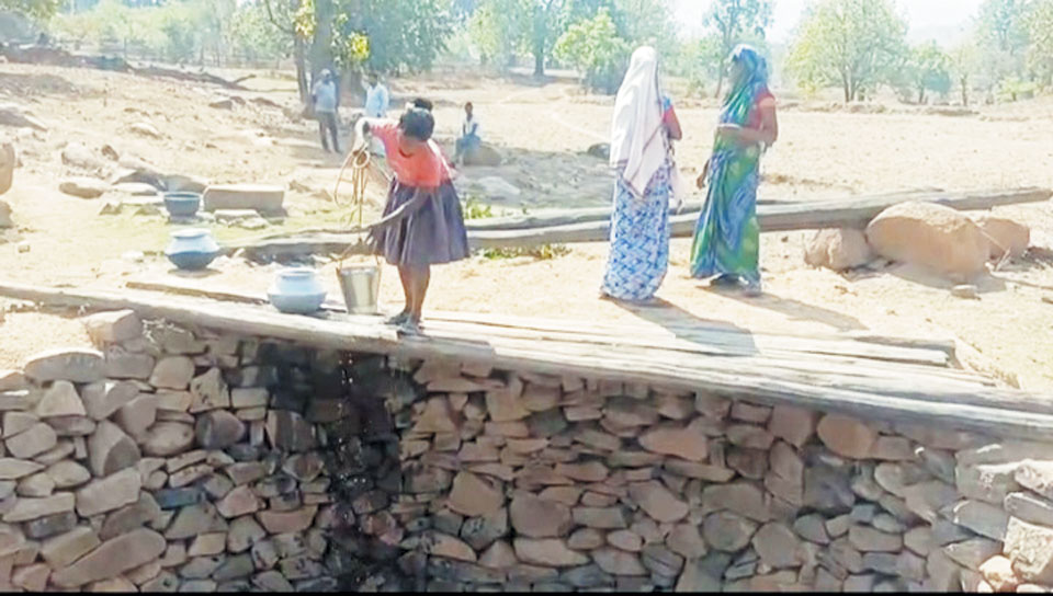 पहाड़ी कोरवा ढोढ़ी का पानी पीने मजबूर पहाड़ी कोरवा ढोढ़ी का पानी पीने मजबूर