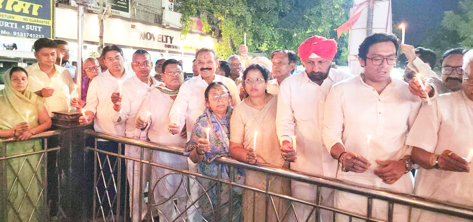 शहर जिला व ग्रामीण कांग्रेस ने मोमबत्ती जलाकर दी श्रद्धांजलि शहर जिला व ग्रामीण कांग्रेस ने मोमबत्ती जलाकर दी श्रद्धांजलि