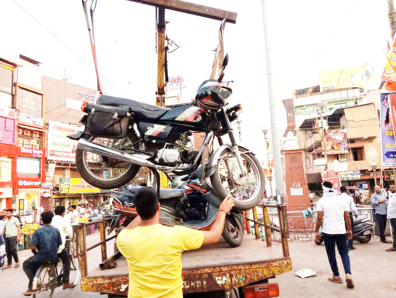 नो-पार्किंग पर खड़े 49  गाडिय़ों पर जुर्माना